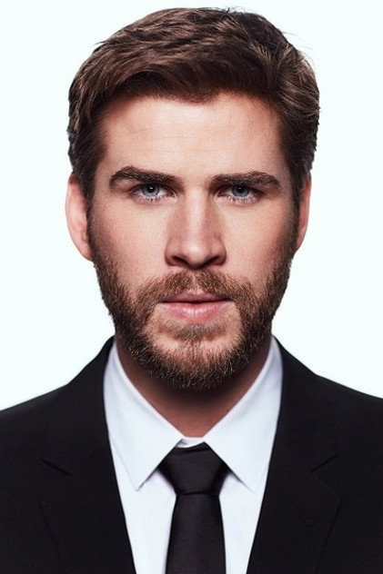 Liam Hemsworth como Geralt of Rivia