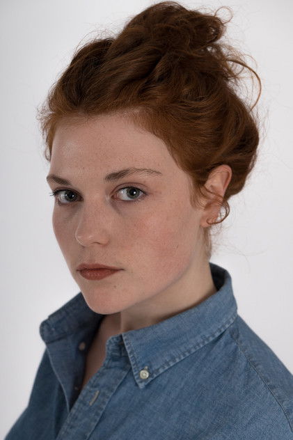 Iris Bry como Douglas' Mother