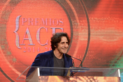 Diego Peretti smiling at the lectern while accepting a Premio ACE at the 2014-2015 ceremony in Argentina