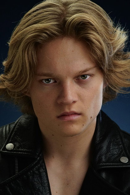 West Mulholland como Mitch Crenshaw