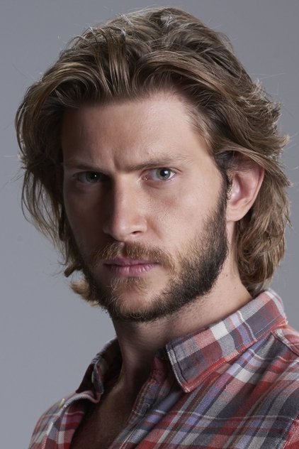 Greyston Holt dans le rôle de Detective Hudson Riley