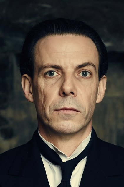 Noah Taylor como Mr. Robertson