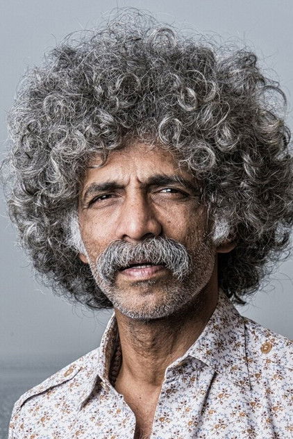 Makrand Deshpande como Baba Shakti