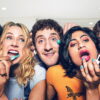 Adultos no Disney+: a temporada 2 empurra os cinco colegas de casa de Queens para um triângulo amoroso
