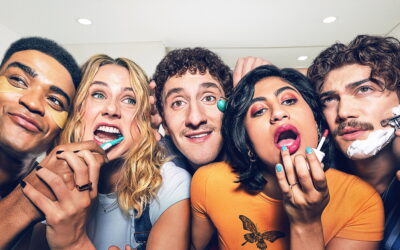 Adults sur Disney+ : la saison 2 enferme les cinq colocataires du Queens dans un triangle amoureux