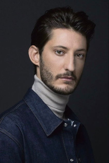 Pierre Niney como Adrien Saillard