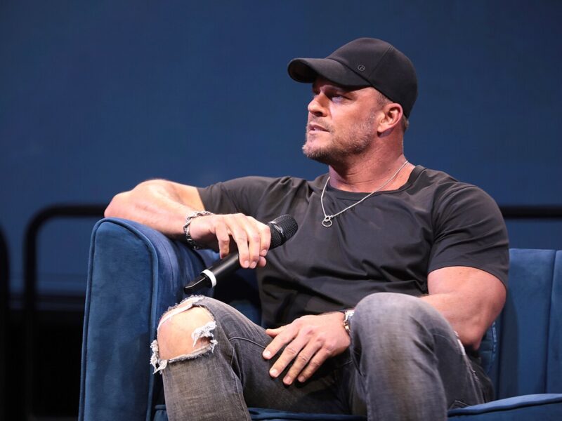 Alan Ritchson: der Actionstar, der sich aus der Dunkelheit befreite