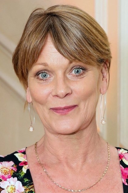 Samantha Bond como Isadora