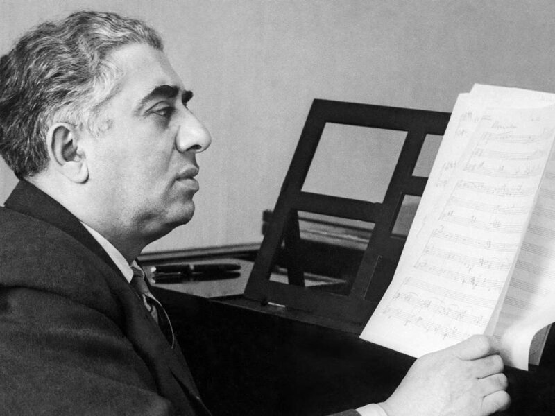 Aram Khachaturian, Kremlin’in ödüllendirip susturmaya çalıştığı besteci