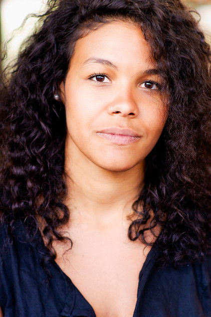 Zahra Newman 役 Isabel 'Izzy' Pena