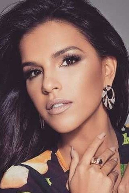 Mariana Rios en tant que Luiza adulte