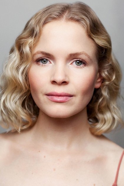 Kate Phillips som Ioana Celibidache (ung vuxen)