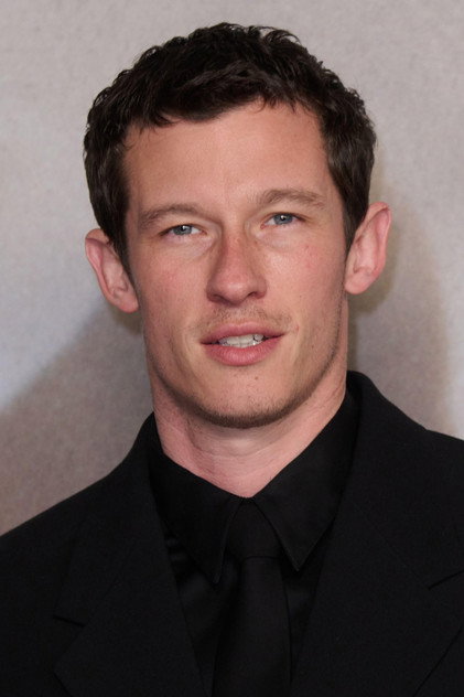 Callum Turner como Anthony O'Hare