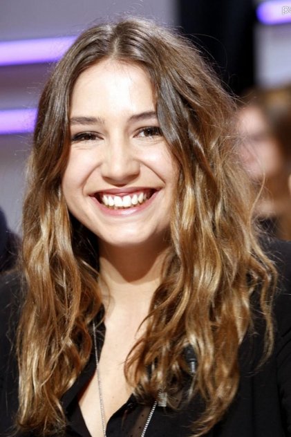 Izïa Higelin como Alice