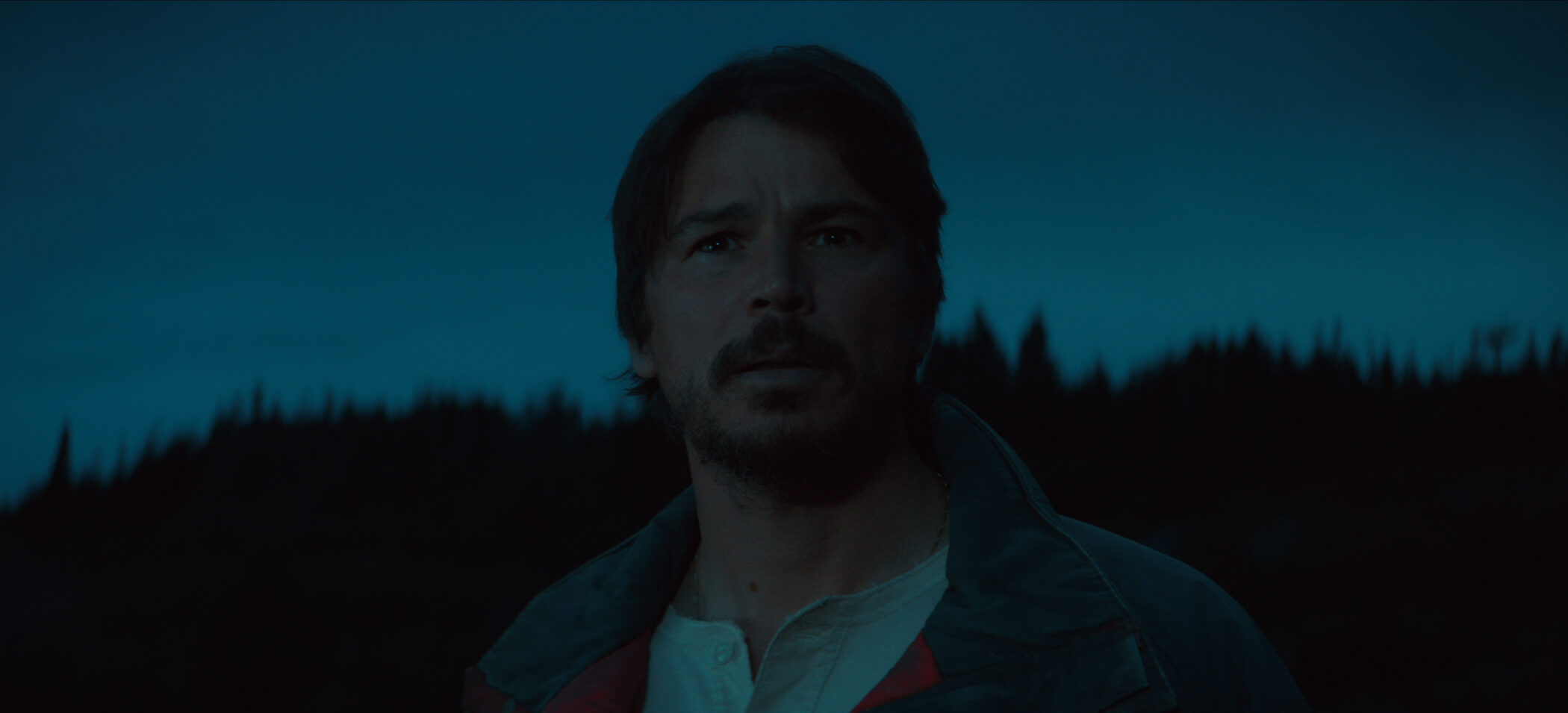 Below på Netflix sender Josh Hartnett til en newfoundlandsk by, som havet allerede tømmer
