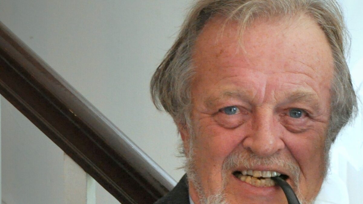 Bernard Cornwell, o romancista que escreveu sessenta livros porque não podia trabalhar