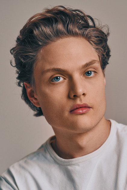 Asa Germann dans le rôle de Sam Riordan