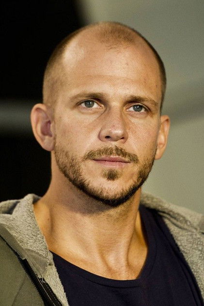 Gustaf Skarsgård como Filip