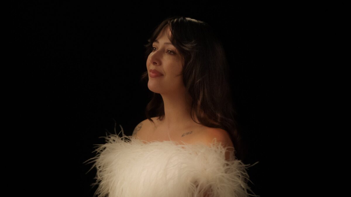 Haley Heynderickx se estrena como productora con el disco de Biita Houdei, folk con raíces persas