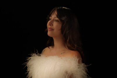 Haley Heynderickx debutează ca producătoare cu albumul folk cu rădăcini persane al lui Biita Houdei