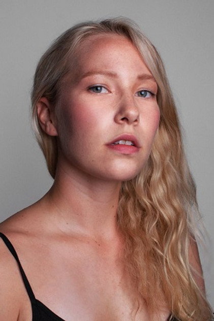 Elina Saarela como Saara