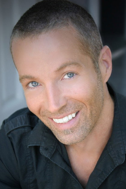 Mark S. Allen como Announcer Pat