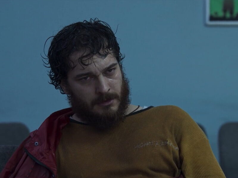 Чагатай Улусой, герой первого турецкого сериала Netflix, вернувшийся на эфирное телевидение