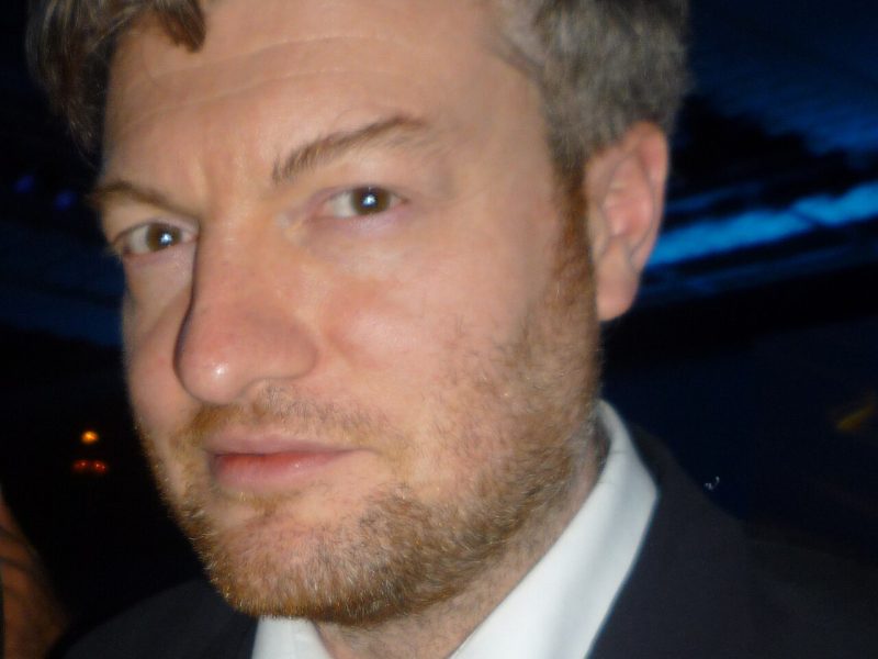 Charlie Brooker, o criador de Black Mirror que começou zombando da TV e nunca largou a comédia