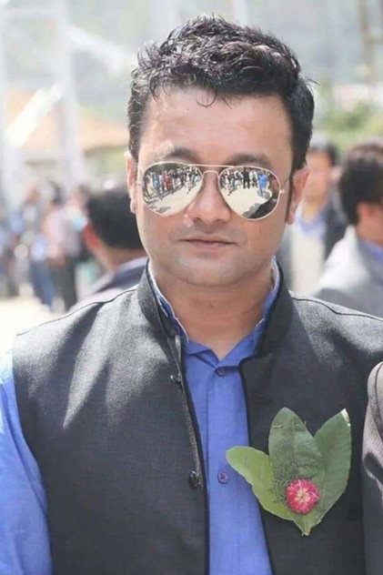 Uttam Pradhan como Karaoke Jockey