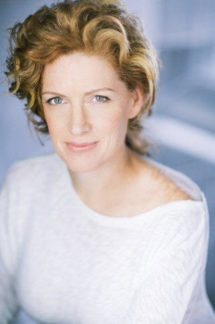 Colleen Wheeler como Senator Baxter