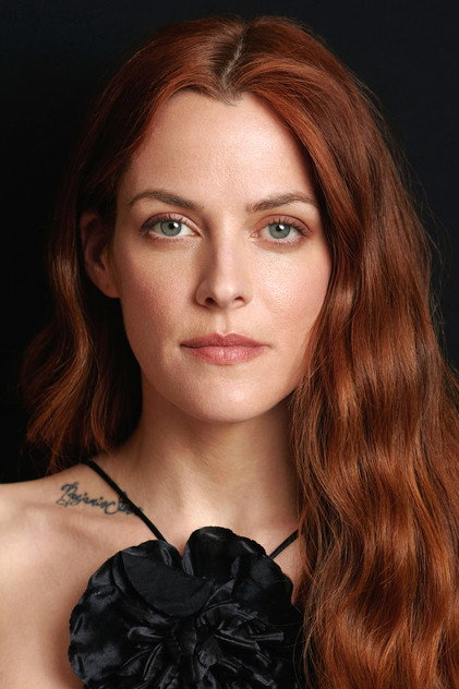 Riley Keough como Sandy Henderson