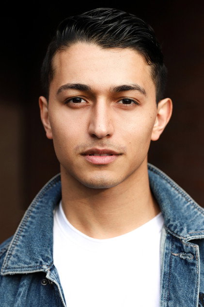 Paul Karmiryan como Adam