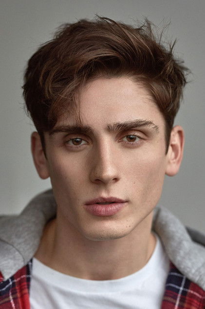 Matthew Finlan como Jerald Baxter / Hacker