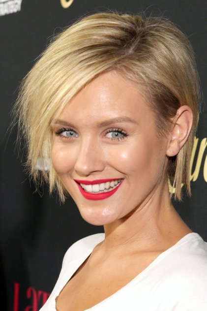 Nicky Whelan como Brook