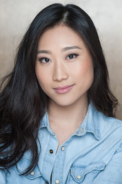 Tina Jung como Ms. Gardner