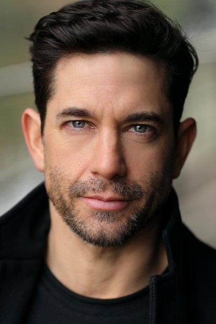 Adam Garcia como Howie