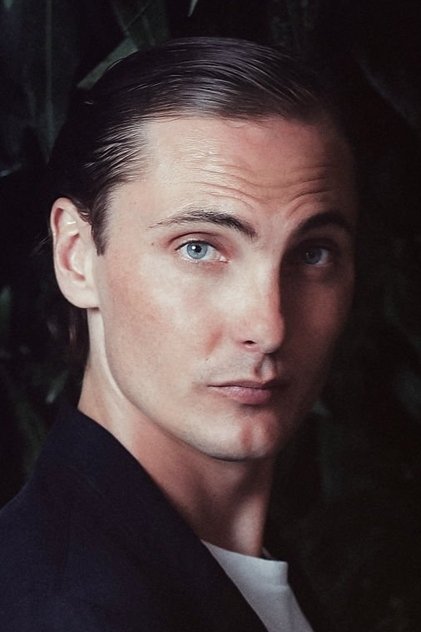 Eamon Farren como Cahir