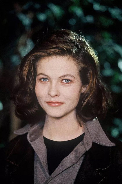 Charlotte Valandrey como Sasha