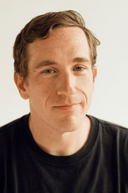 Conner O'Malley como Max