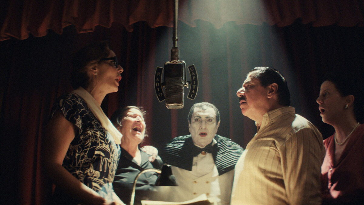 Five performers sing around a Radio Capital microphone in Marcelo Martinessi film Narciso