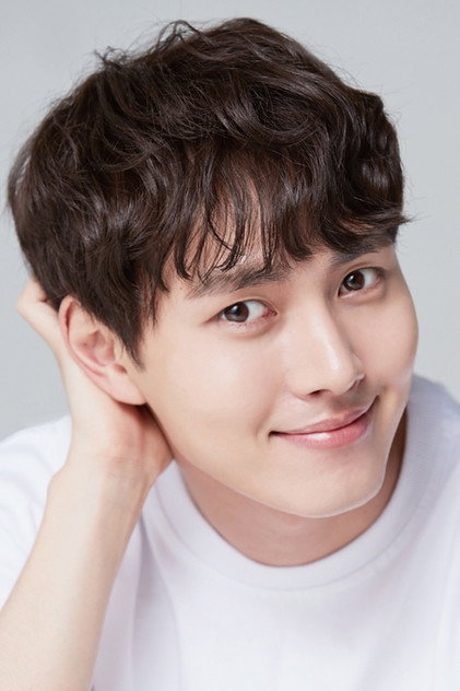 Lee Tae-ri as Kim Wook