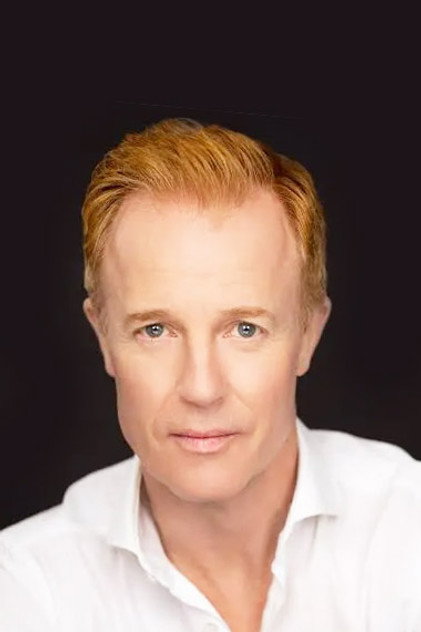 David James Lewis como Jonathan Breezewood