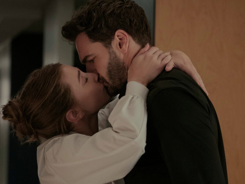 The Love Hypothesis on Prime Video: Lili Reinhart makes a fake romance her next experiment