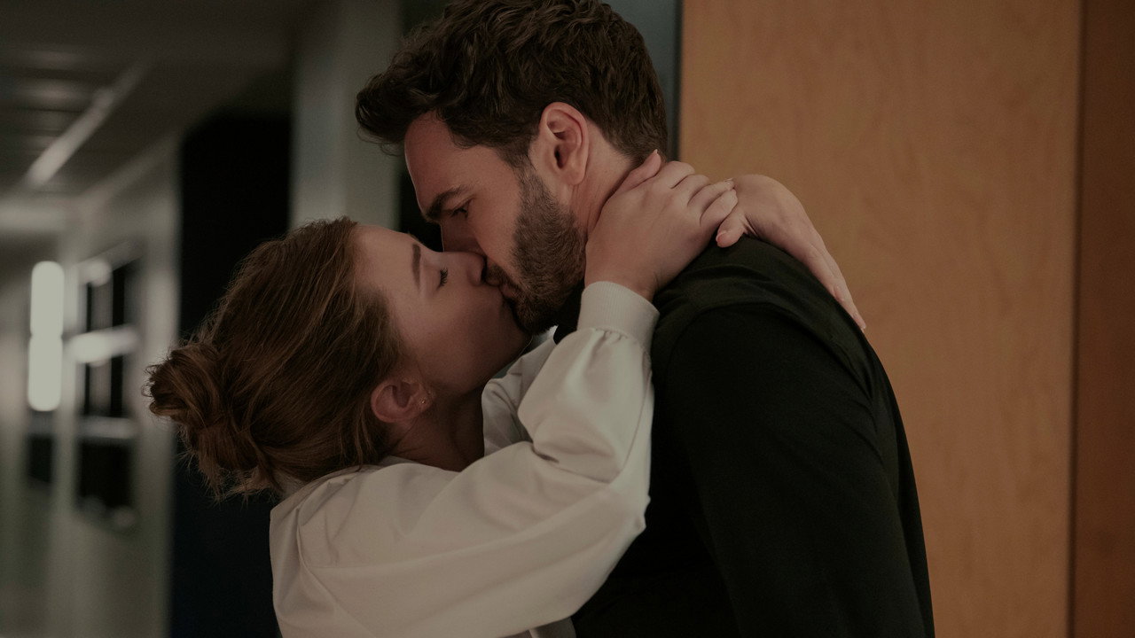 The Love Hypothesis pe Prime Video: Lili Reinhart transformă o relație falsă într-un experiment