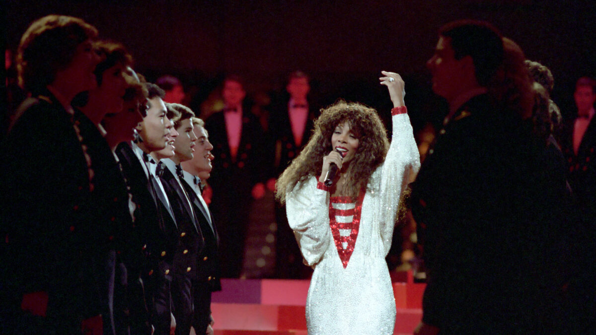 La historia de amor de Donna Summer que Dolly Parton llevó al #1 llega por fin en streaming