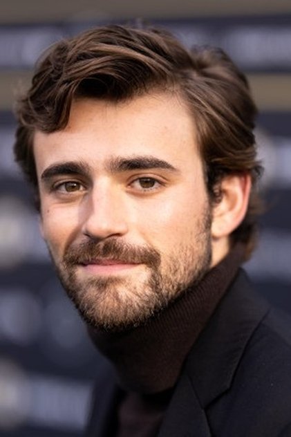 Charlie Rowe som Miki