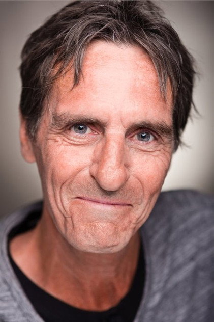Stephen Ure como Howard