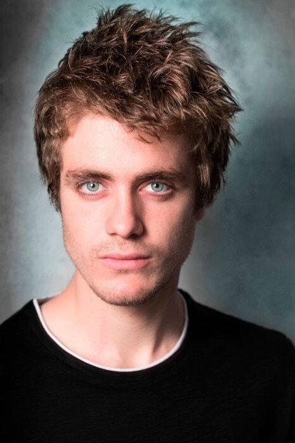 Nicolás Illoro como Javi