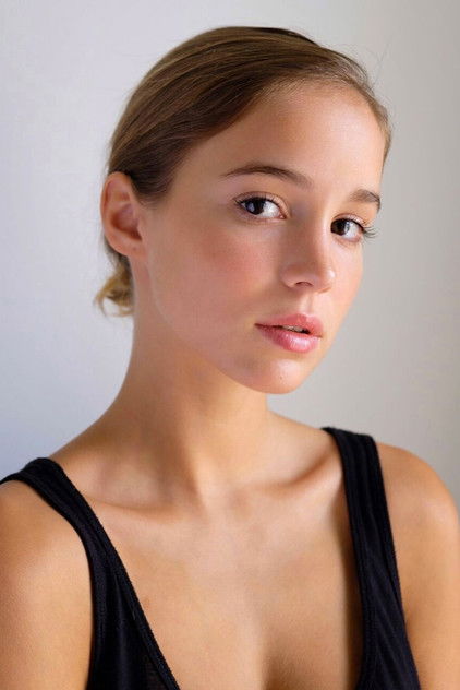 Alba Baptista como Mrs. Lopez Daughter
