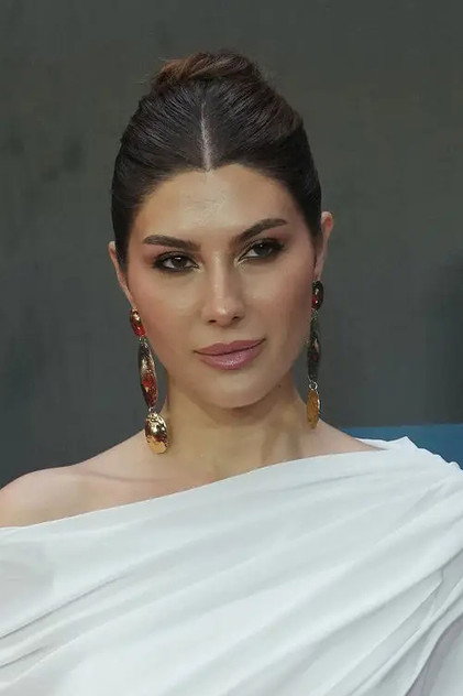Elnaaz Norouzi como Zara